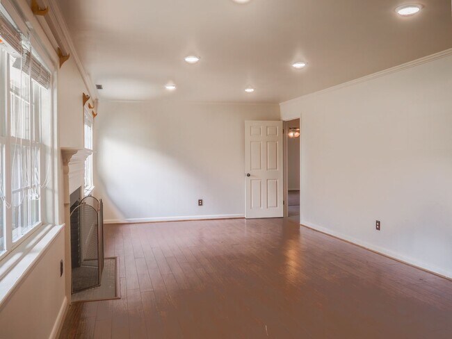Building Photo - 403 Granade St