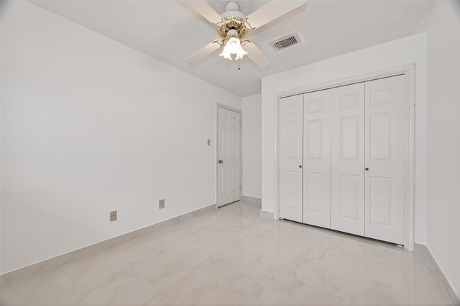 Building Photo - 3306 S Greenpark Dr