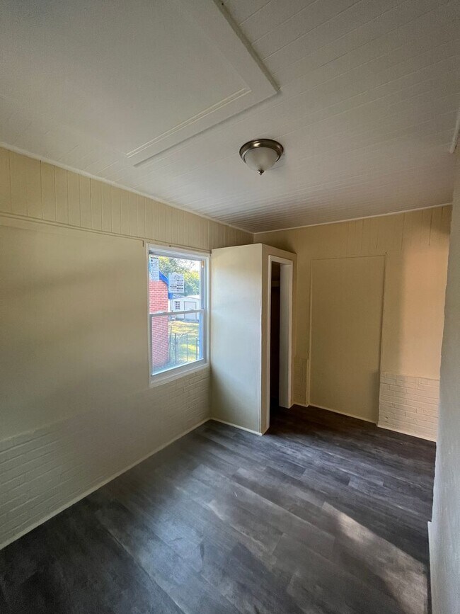 Building Photo - 2106 S Andrews Cir