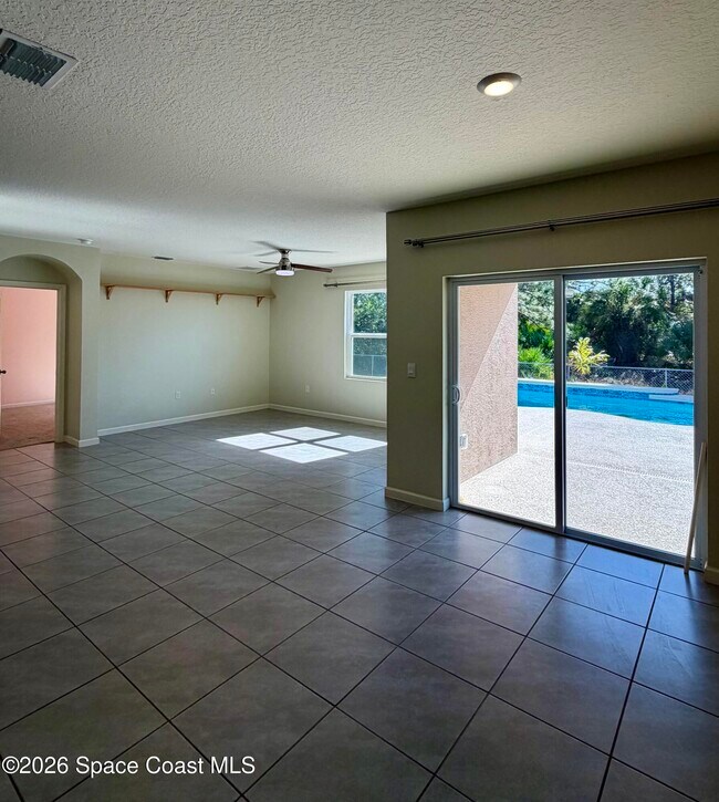 Building Photo - 282 Heritage St SW