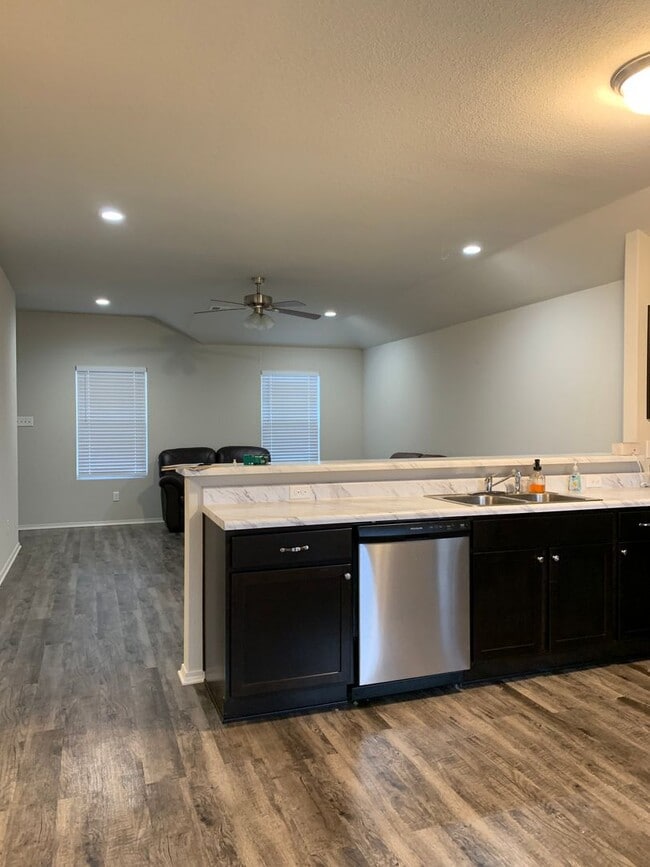 Building Photo - Newer 3bed/2bath home in VALLEY VIEW SCHOOL district.