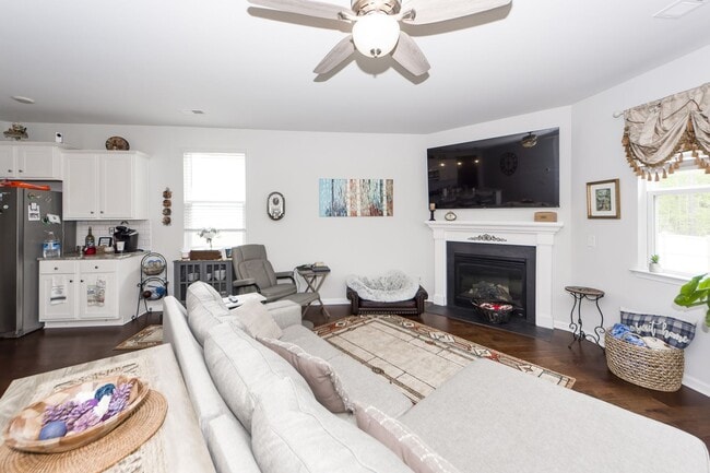 Building Photo - 4 Bedroom 2 Bath Home in French Quarter Creek - Huger