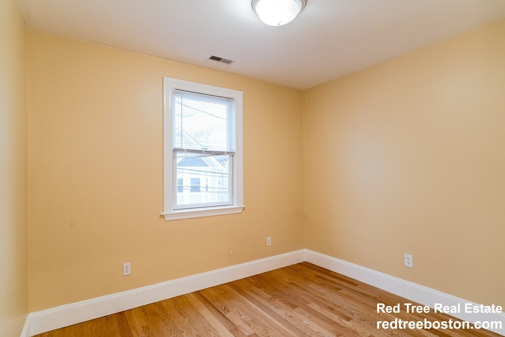 Building Photo - 164 Boylston St