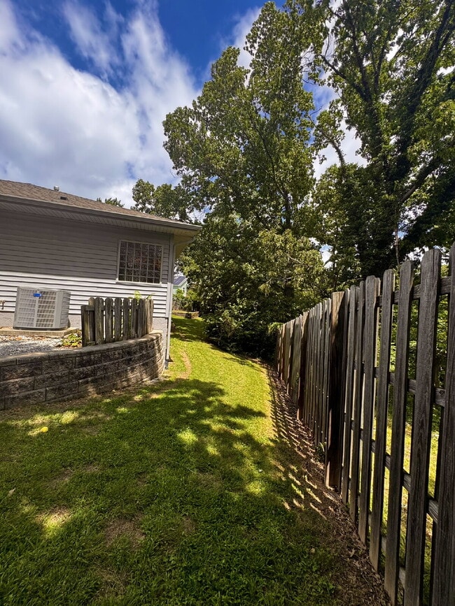 Building Photo - 723 N Lakeview Dr
