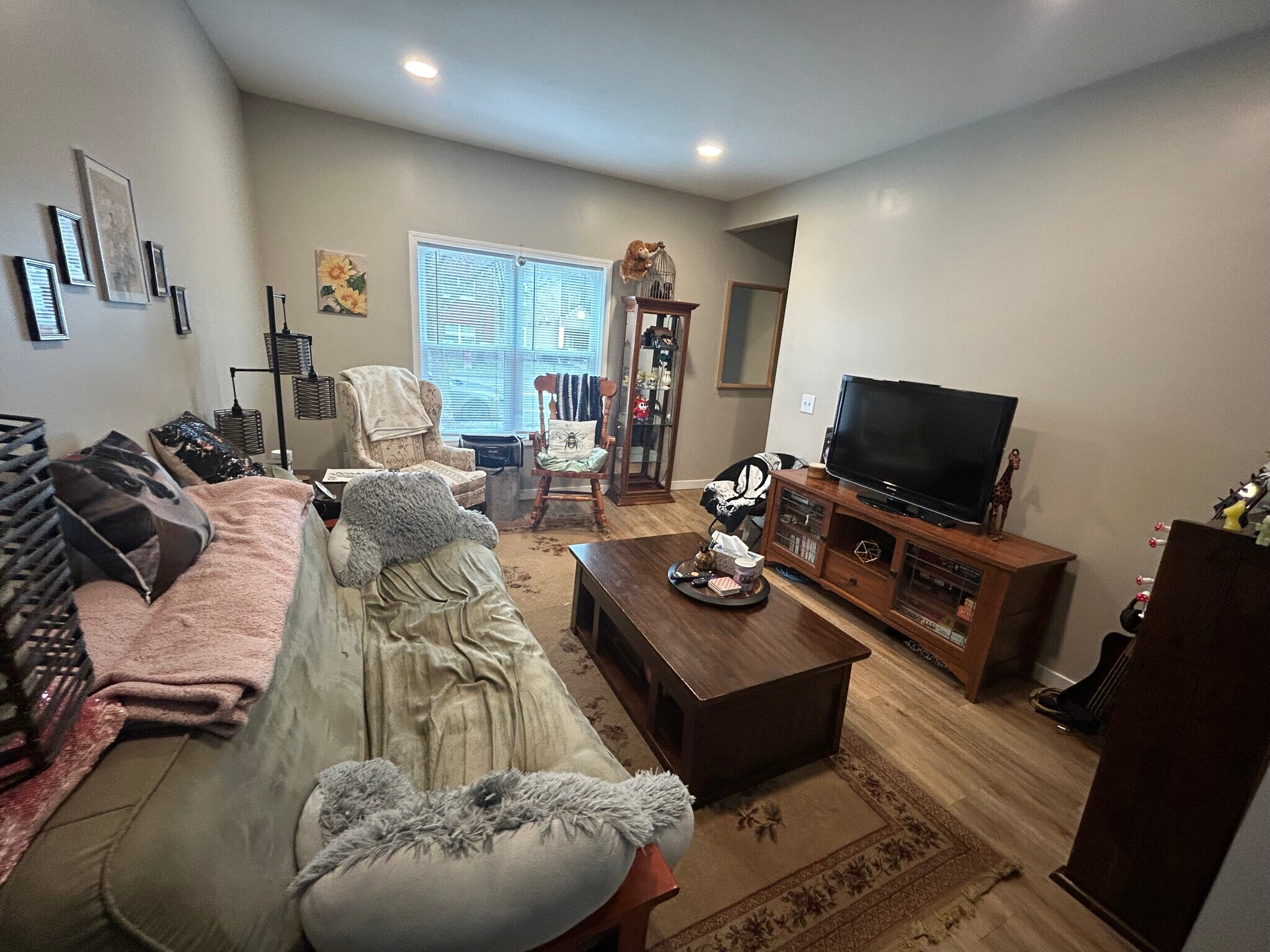 Building Photo - 1239 Plymouth Ave S