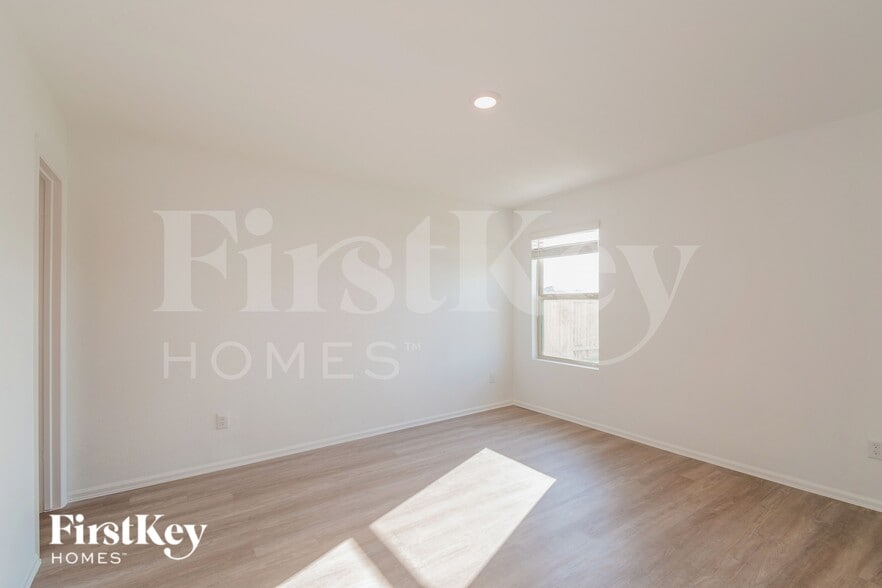 Building Photo - 453 Maple Bnd Ln