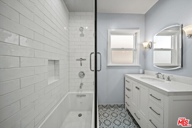 Building Photo - 1453 S Durango Ave