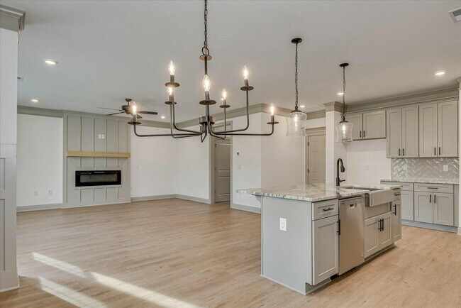 Building Photo - 2021 Warbler Dr