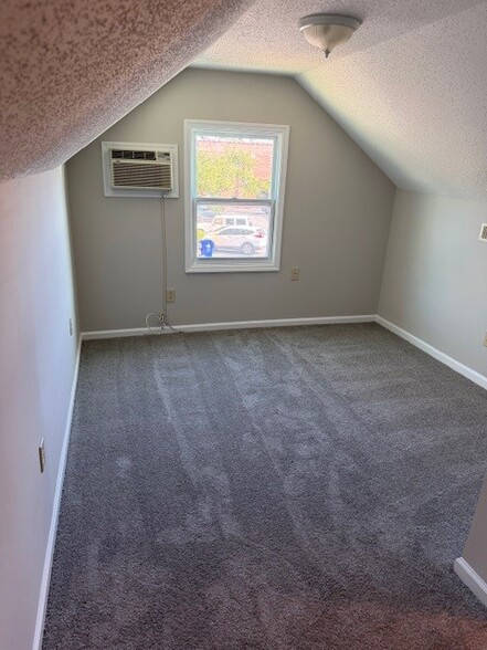 Upper Bedroom - 102 Hickory St