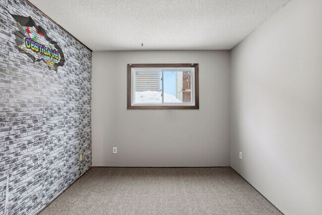 Building Photo - Lovely 4BR 2BA Townhome in Coon Rapids