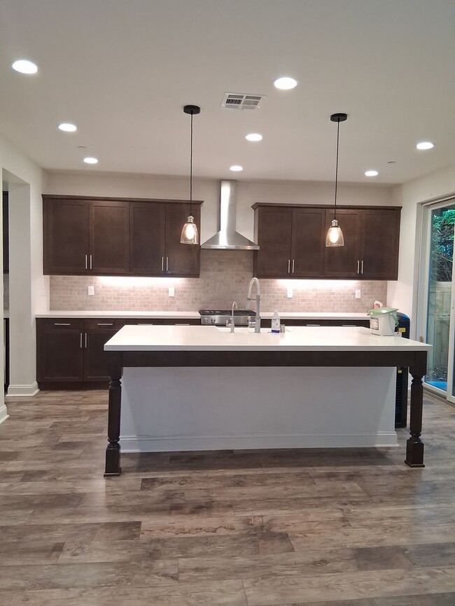 Building Photo - East end Ventura  5 Bed 5 Bath