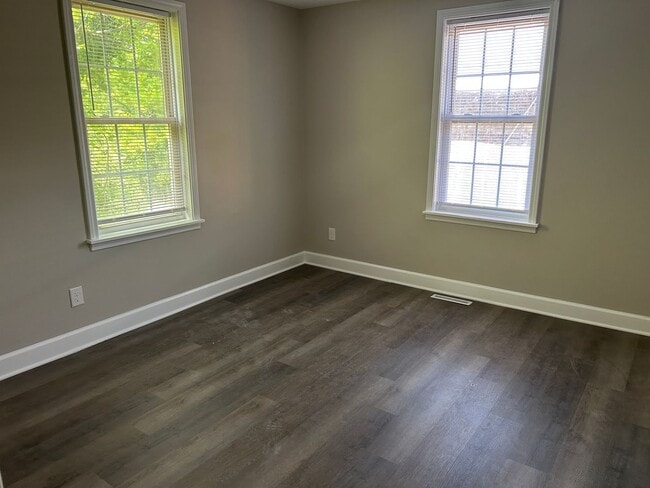 Building Photo - 627 W Northwest Blvd