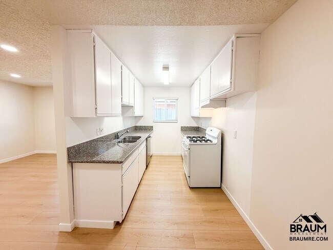 Building Photo - 221 W Elm Ave