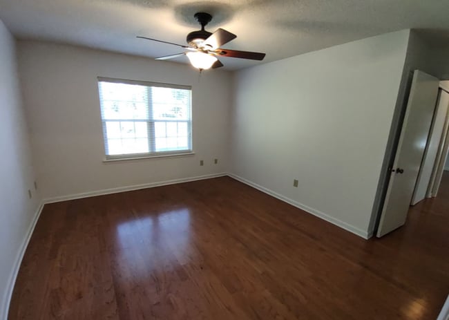 Building Photo - Charming 2 Bedroom/2 Bathroom with Sunroom...