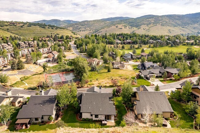Building Photo - Luxury Mountain Retreat in Jeremy Ranch