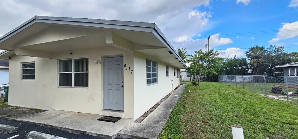 Building Photo - 4117 SW 24th St