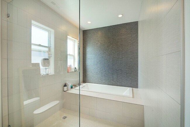 Building Photo - 5bd/3.5ba Seattle Home