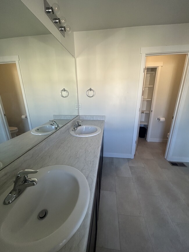 Building Photo - 1046 360 S