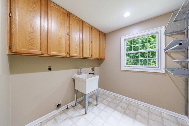 Building Photo - 10565 Shallowford Rd