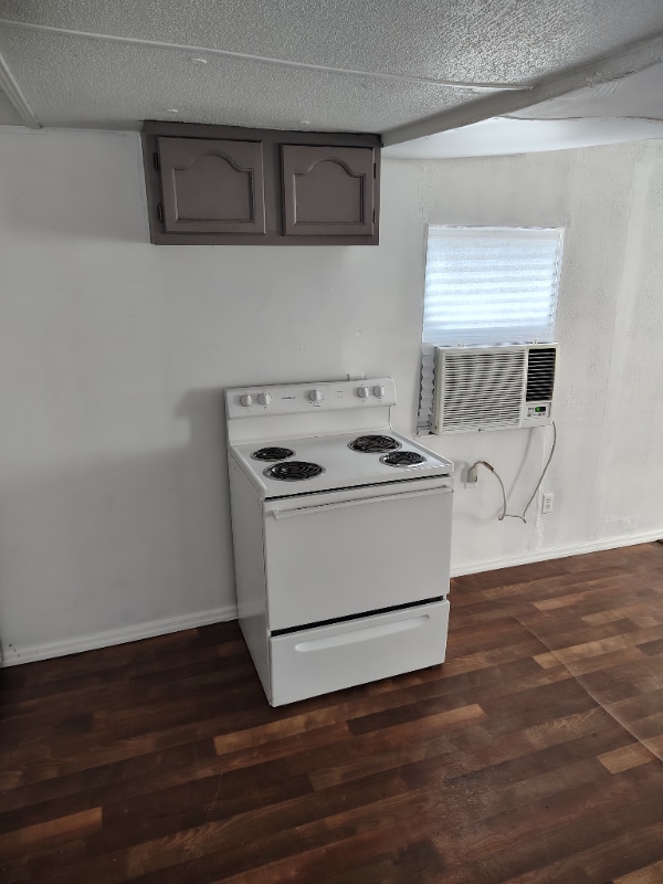 Building Photo - 210 SE Camelot Loop