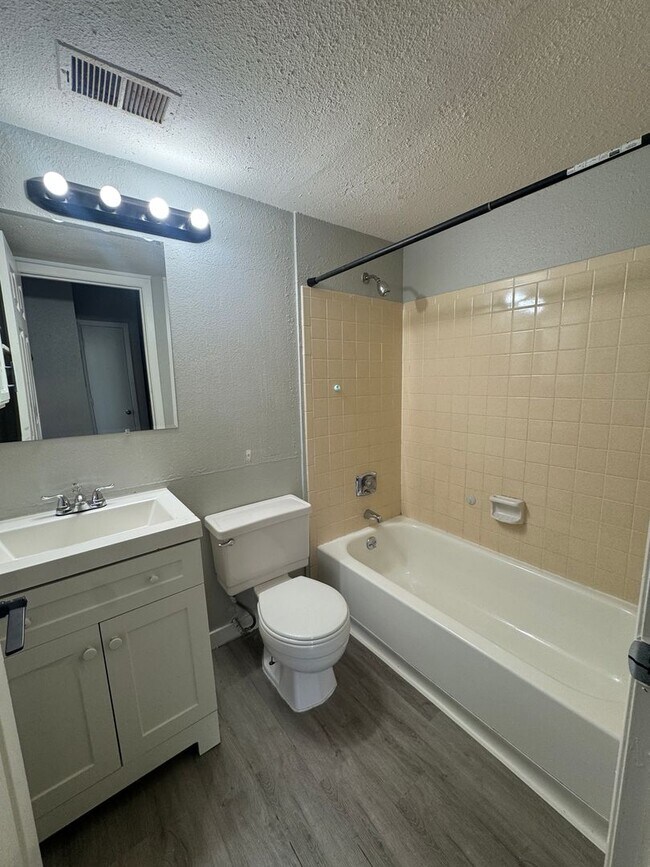 Building Photo - Studio Apartment in the Sable Cove Condominiums Community!  **Move-In Specia**