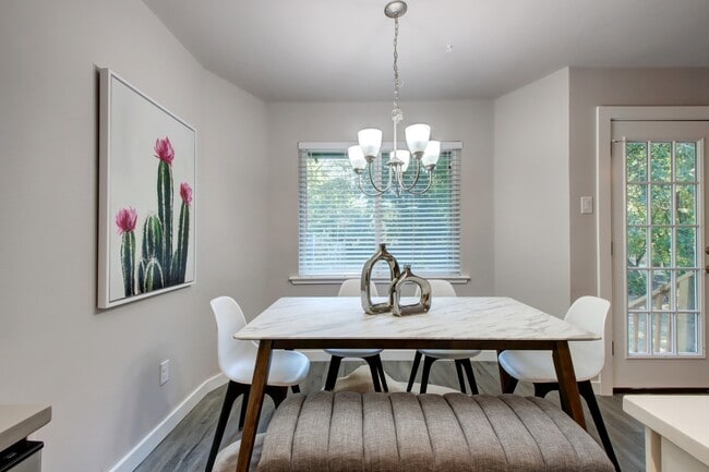 Building Photo - 3208 Northeast Dr