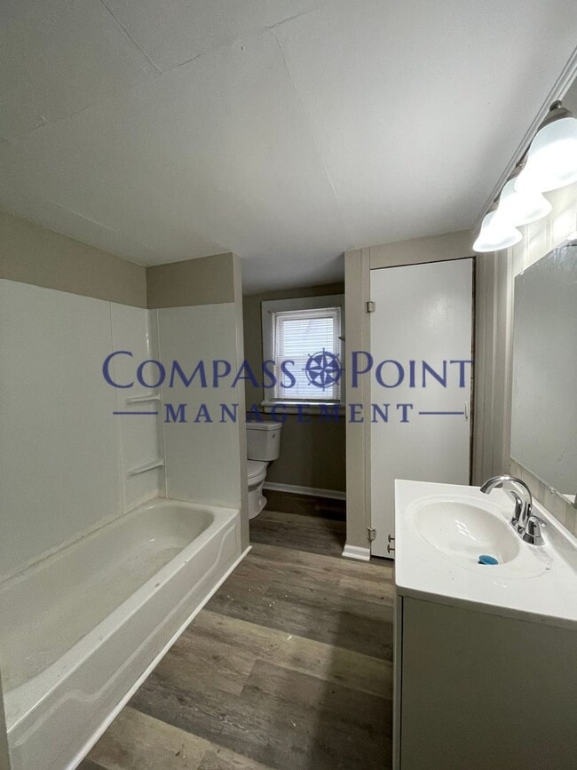 Building Photo - Your New Home Awaits! First Month Rent Fre...