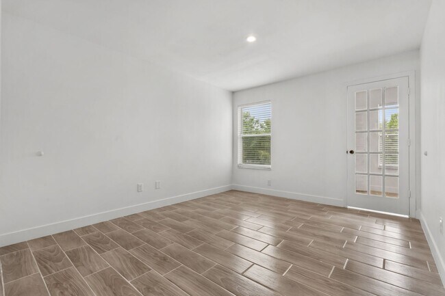 Building Photo - VENETIAN PLACE - 2nd floor • 1 BR 1 Bath -...