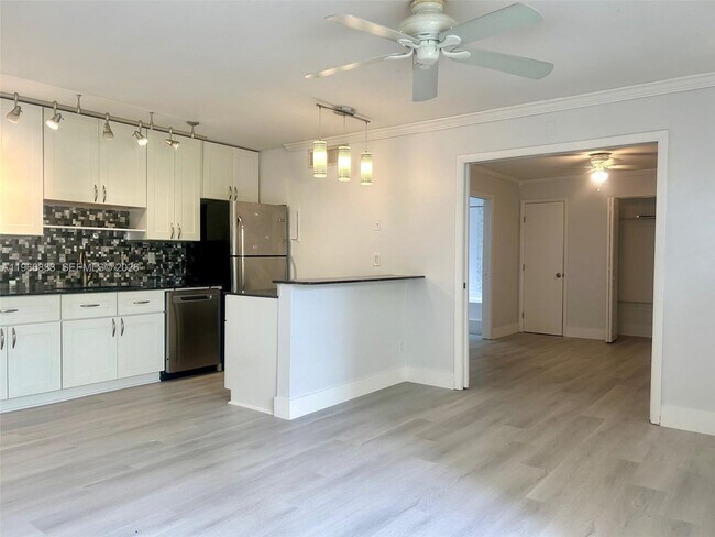 Building Photo - 645 Executive Center Dr