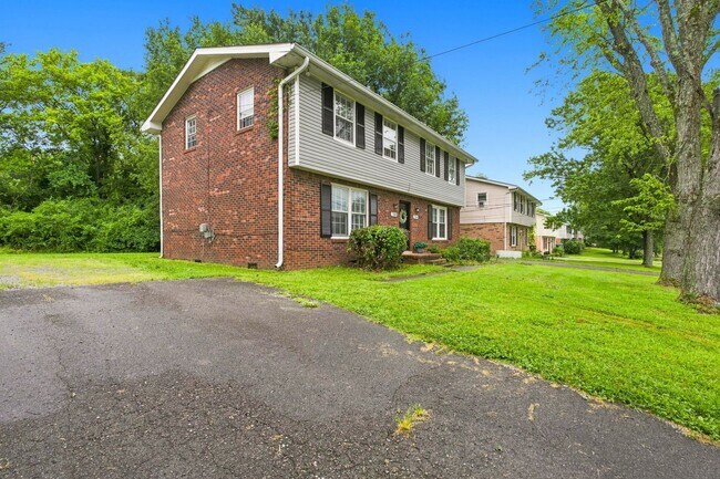 Building Photo - 758 McPherson Dr