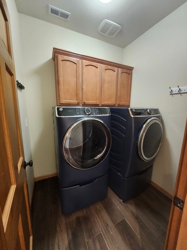 Building Photo - Tuscan-Style Townhome for Rent – Prime Ken...