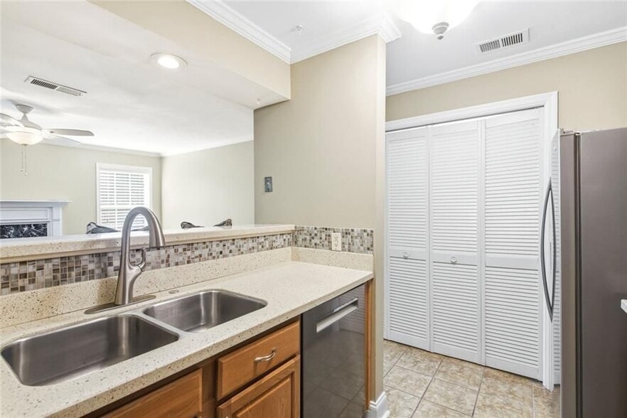 Building Photo - 728 Ridgefield Dr