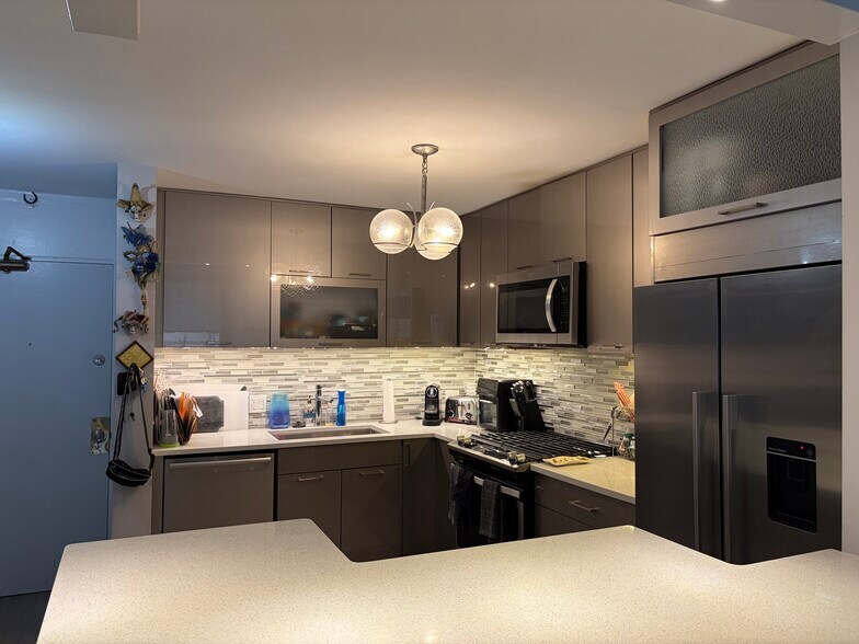 Building Photo - 129 E Bellevue Pl