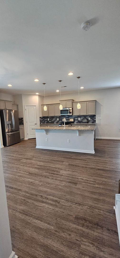 Building Photo - Live where charm meets convenience-Glenmoo...
