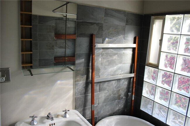 Building Photo - 1075 Manigault St SE