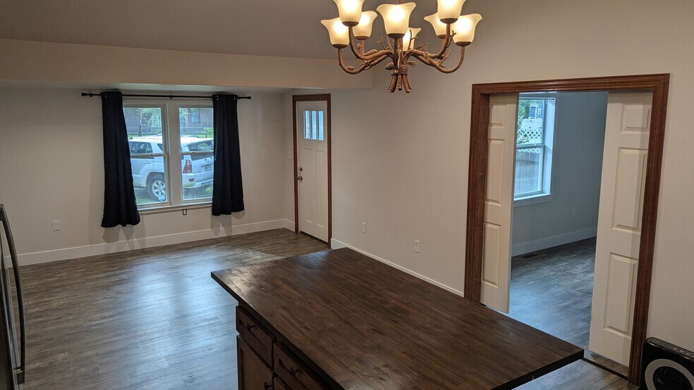 Building Photo - 1003 Crystal River