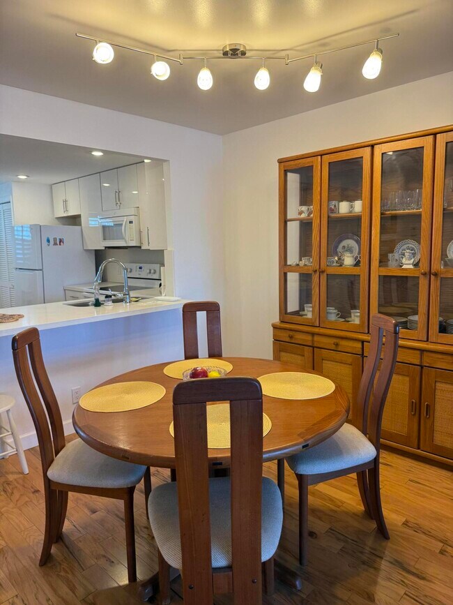 Building Photo - 1537 E Hillsboro Blvd