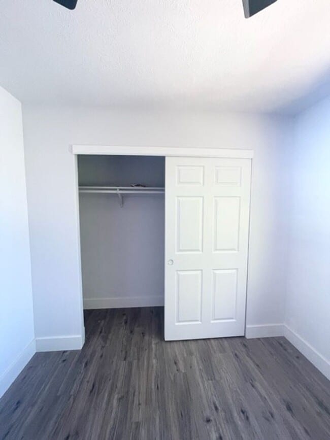 Building Photo - Darling Elk Grove Halfplex!