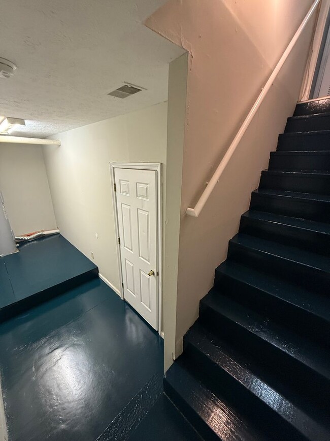 Building Photo - 223 Tanbark Dr