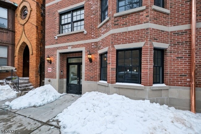 Building Photo - 52 James St