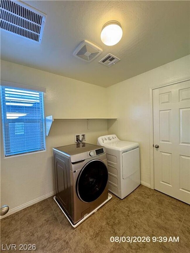 Building Photo - Beautiful 4BR Home with Huge Loft, Gourmet Kitchen & Covered Patio