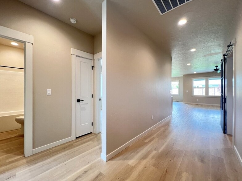 Building Photo - 2300 S Hurd Ave