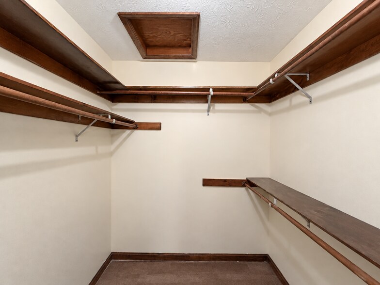 Building Photo - 23241 Rosewood Ct