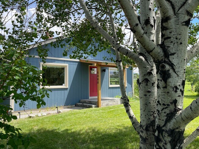 Building Photo - Secluded Cottage with ALL THE VIEWS