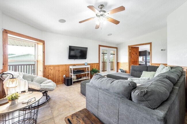 Building Photo - 302 Palm Dr