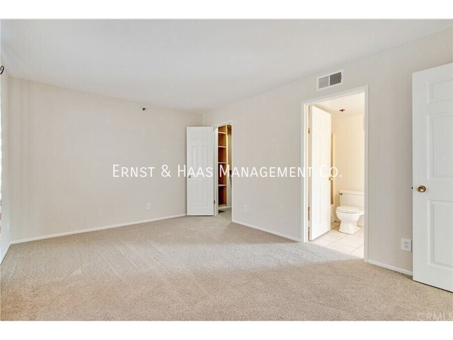 Building Photo - Beautiful Third Floor Condo with City Views!