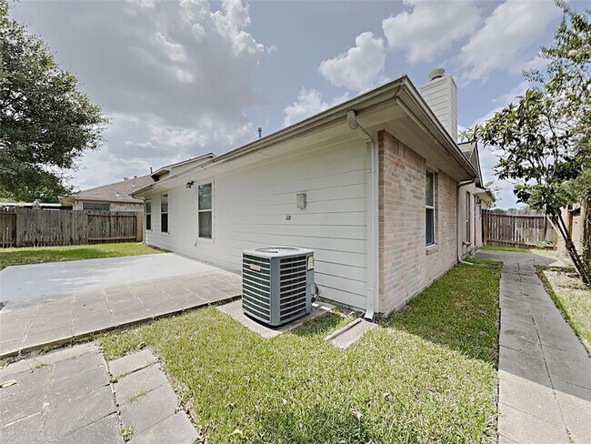 Building Photo - 4830 Edgegate Dr
