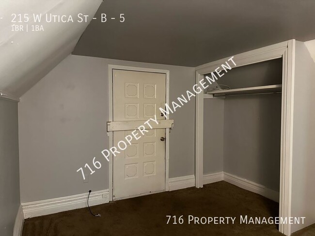 Building Photo - Cozy top floor one bedroom unit available!