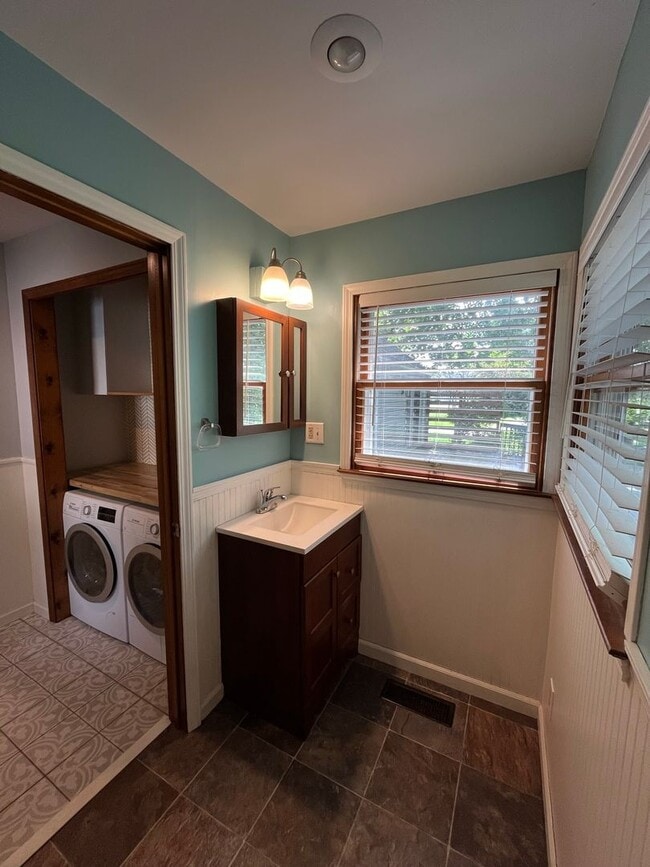 Building Photo - Charming 3-Bedroom Home in Reynoldsburg – ...