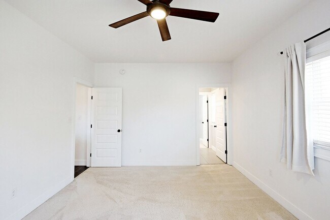 Building Photo - Pet-Friendly Belmont Home With Fenced Yard